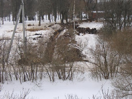Траншея в центре Томиловского парка XIX в. Зима 2005 г.